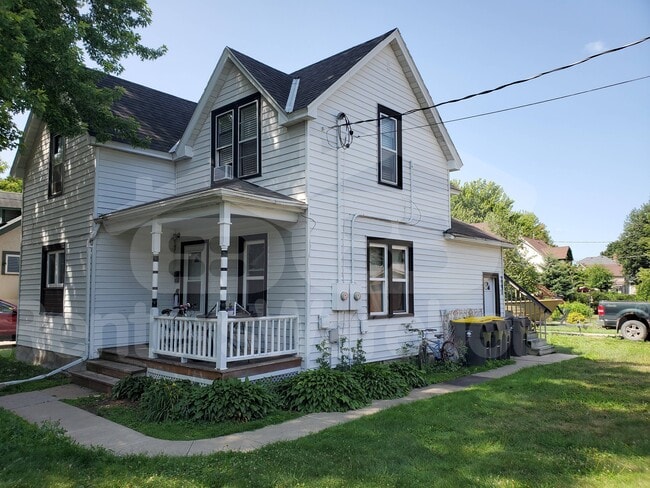 209 1/2 Cross Street in North Mankato, MN - Foto de edificio - Building Photo