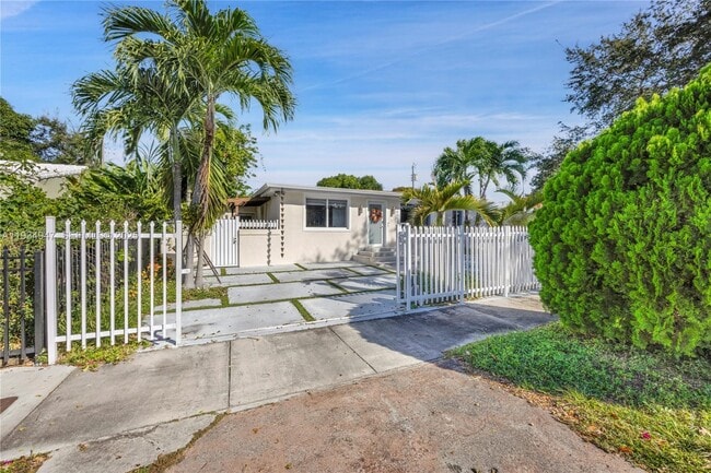 4055 SW 7th St in Coral Gables, FL - Building Photo - Building Photo