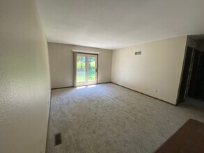 733 SE Claremont St in Lee's Summit, MO - Foto de edificio - Building Photo