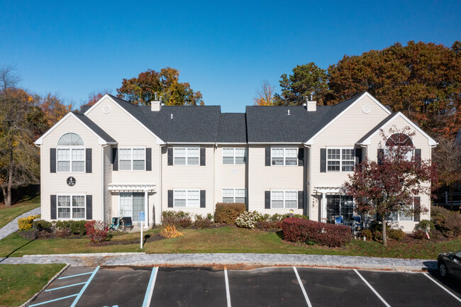 Greenview Court at Oakdale in Oakdale, NY - Building Photo - Building Photo