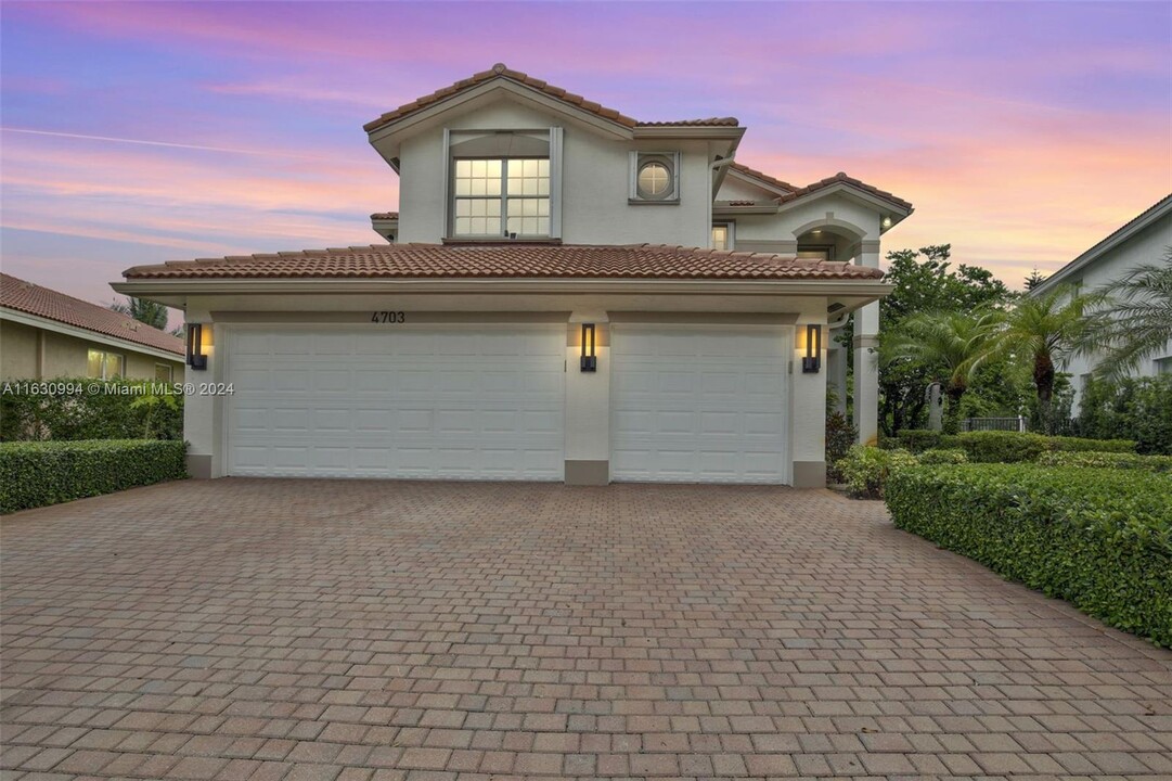 4703 SW 176th Terrace in Miramar, FL - Foto de edificio