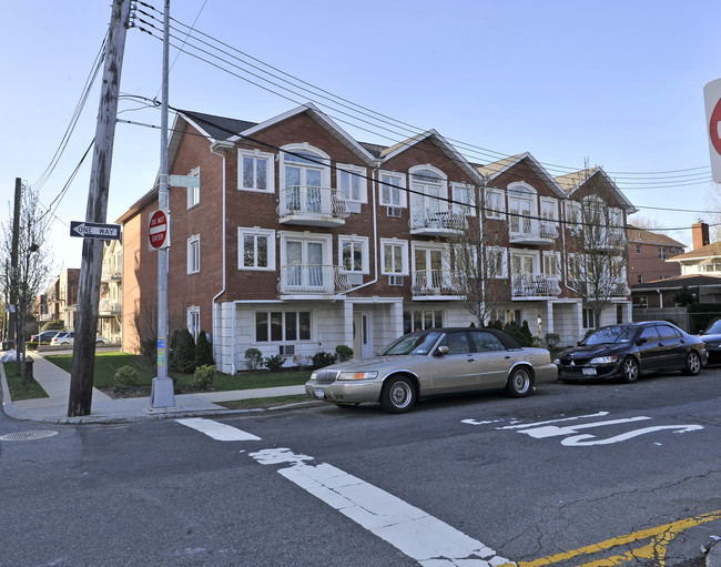 212-18-212-12 42nd Ave in Bayside, NY - Foto de edificio - Building Photo