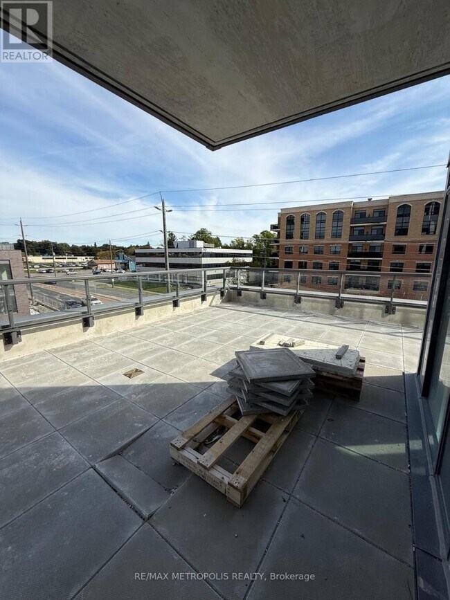 705 Davis Dr in Newmarket, ON - Building Photo - Building Photo