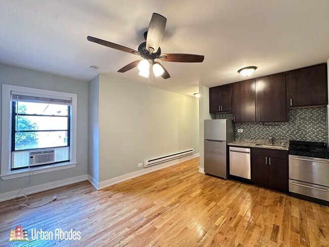816 W Cornelia Ave, Unit A in Chicago, IL - Building Photo - Building Photo