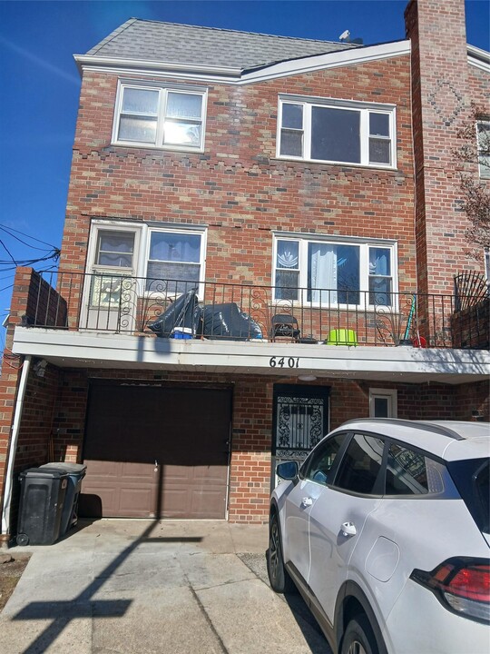 64-01 Borden Ave in Queens, NY - Building Photo