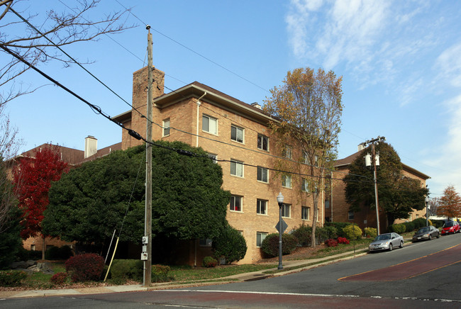 Leckey Gardens in Arlington, VA - Building Photo - Building Photo