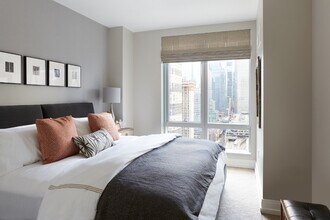 555 10th Ave in New York, NY - Building Photo - Building Photo