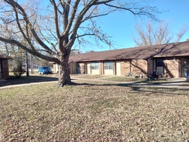 920 Countryside Ln in Oswego, KS - Building Photo