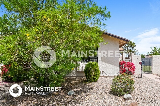 3350 W Country Gables Dr in Phoenix, AZ - Building Photo - Building Photo