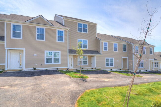 545 Twisted Oak Dr NW in Christiansburg, VA - Building Photo - Building Photo