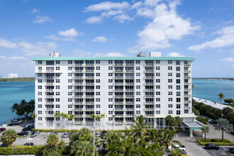 Island Pointe Condominiums in Miami Beach, FL - Building Photo - Building Photo