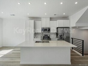2028 S Holly St in Denver, CO - Foto de edificio - Building Photo