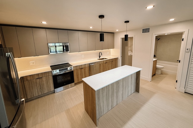 Village Crossing in West Palm Beach, FL - Building Photo - Building Photo