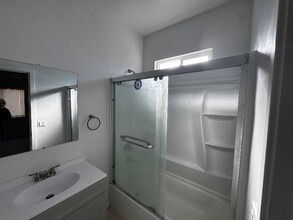 1239 N Roxbury Dr in San Bernardino, CA - Foto de edificio - Building Photo