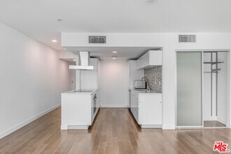 901 Flower St in Los Angeles, CA - Building Photo - Building Photo