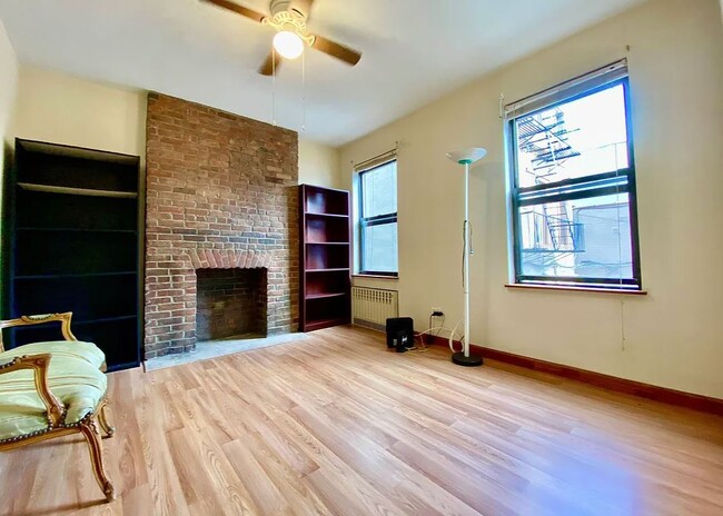 130 India St, Unit 3 in Brooklyn, NY - Building Photo - Building Photo