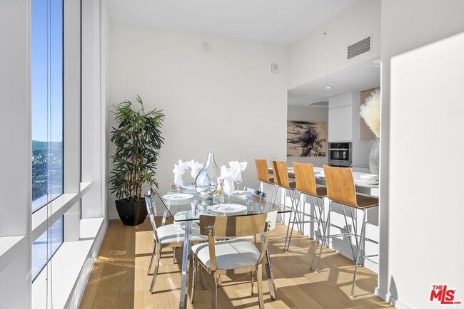 877 Francisco St in Los Angeles, CA - Foto de edificio - Building Photo