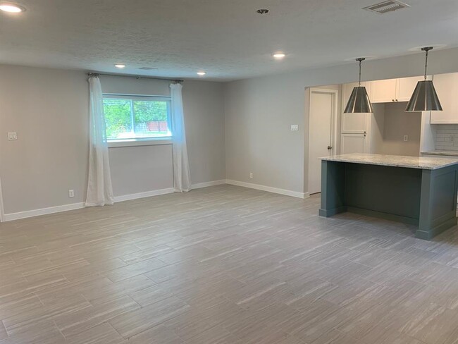 7034 Sharpview Dr in Houston, TX - Building Photo - Building Photo