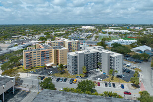 Three Seasons in North Miami Beach, FL - Foto de edificio - Building Photo