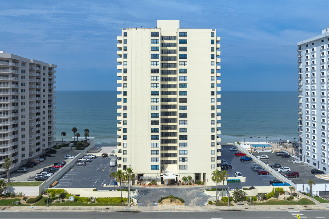 Oceans Five Condominium in Daytona Beach Shores, FL - Building Photo