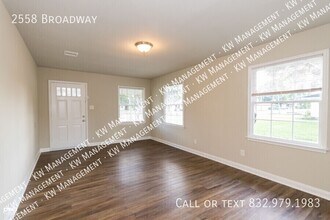 2558 Broadway in Beaumont, TX - Building Photo - Building Photo