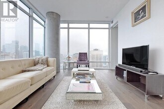 488-2488 University Ave in Toronto, ON - Building Photo - Building Photo