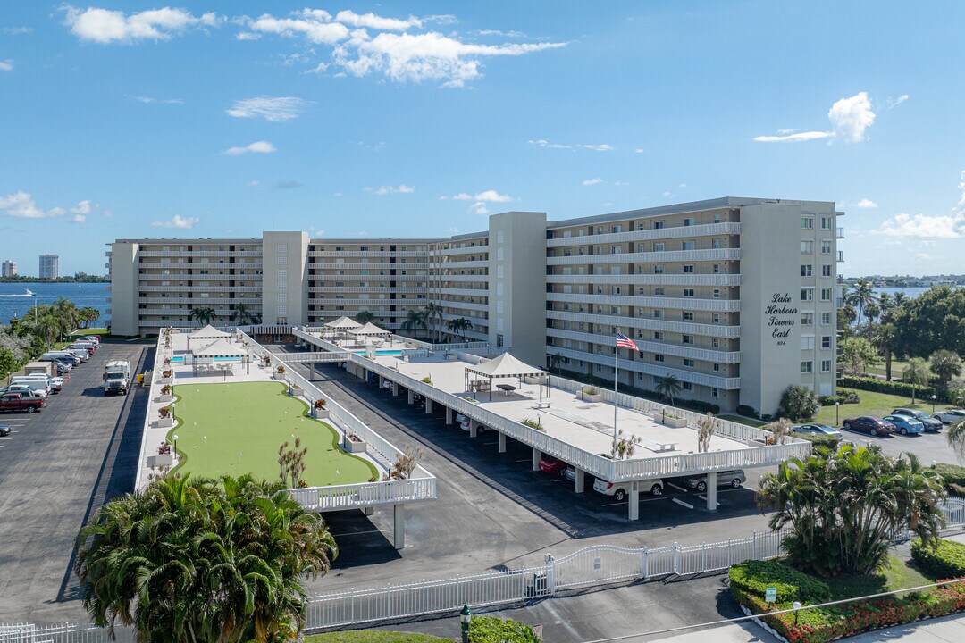 Lake Harbour Towers East in Lake Park, FL - Building Photo