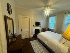 339 Whitaker St in Savannah, GA - Building Photo - Building Photo