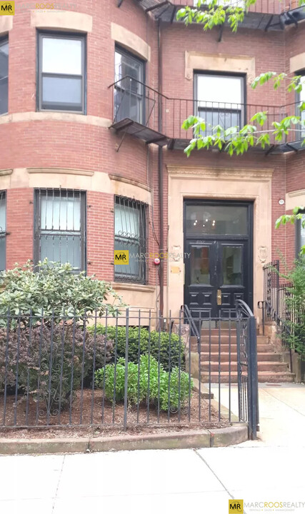88 Beacon St, Unit Beacon St in Boston, MA - Building Photo