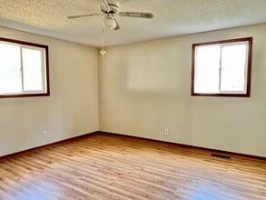 1047 Oak Dr in Altoona, WI - Building Photo - Building Photo