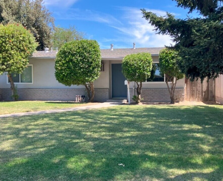 1112 Patty Way in Modesto, CA - Building Photo