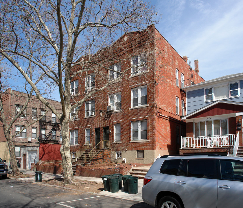 101 W 49th St in Bayonne, NJ - Building Photo