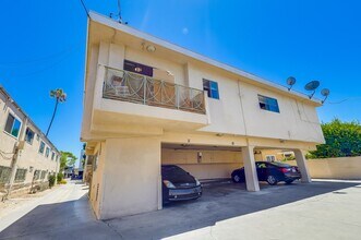 Apartment Building in Park Mesa Heights in Los Angeles, CA - Foto de edificio - Building Photo