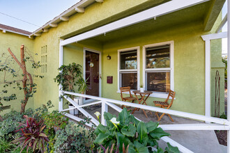 1925 N Valley St in Burbank, CA - Foto de edificio - Building Photo