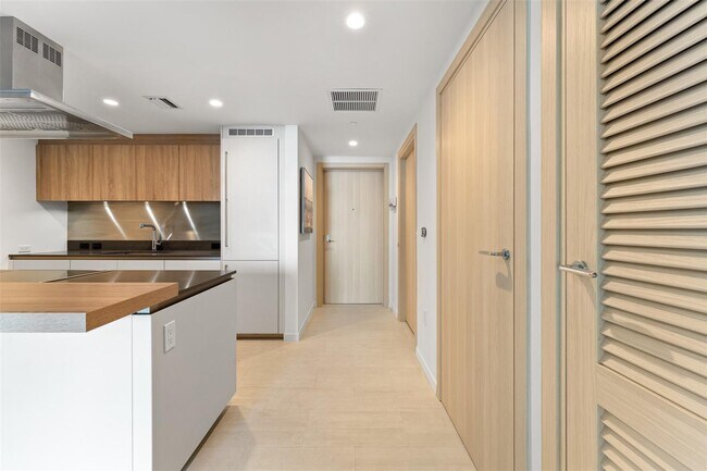 property at 1000 Brickell Plz