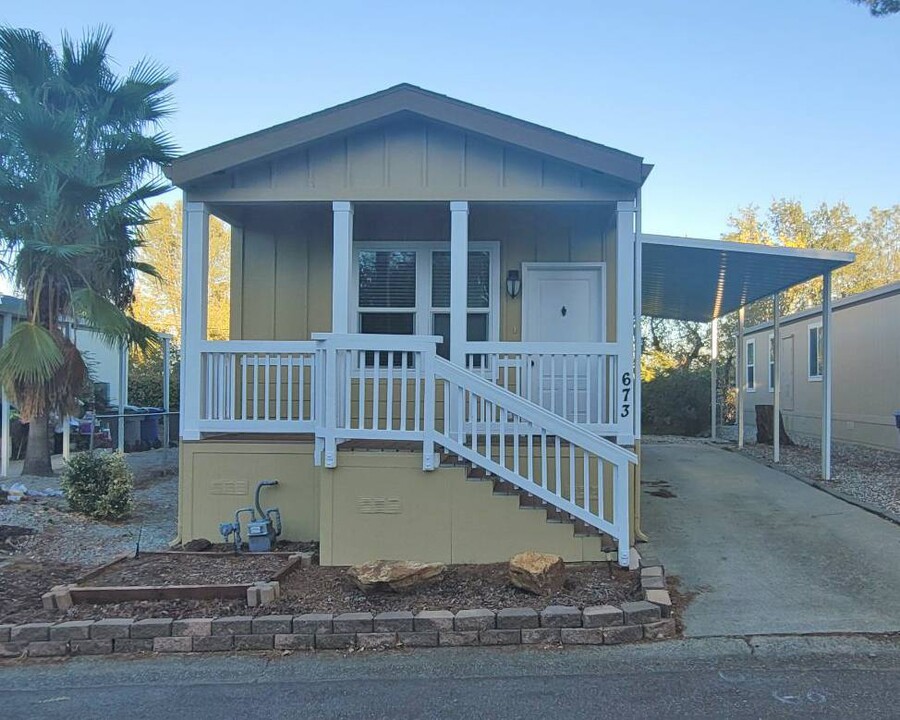 673 Little Deer Ln in Redding, CA - Building Photo