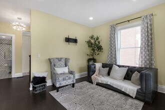 1756 Oak St in Columbus, OH - Foto de edificio - Building Photo