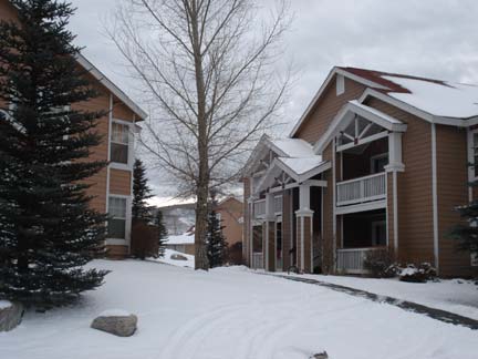 Lake Creek Village in Edwards, CO - Foto de edificio