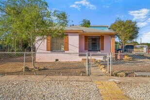 1820 Aldama St in Laredo, TX - Building Photo