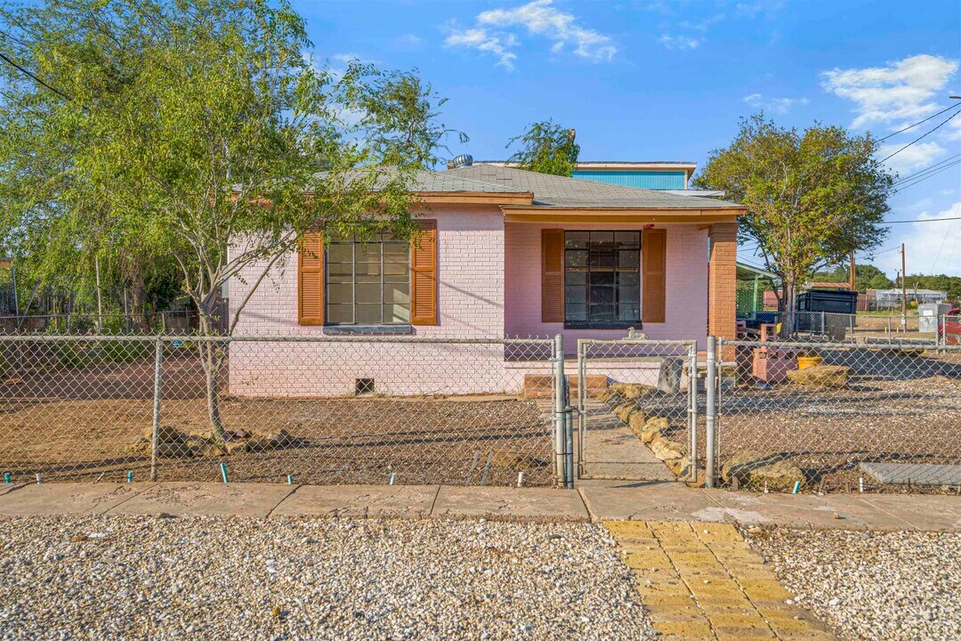 1820 Aldama St in Laredo, TX - Building Photo