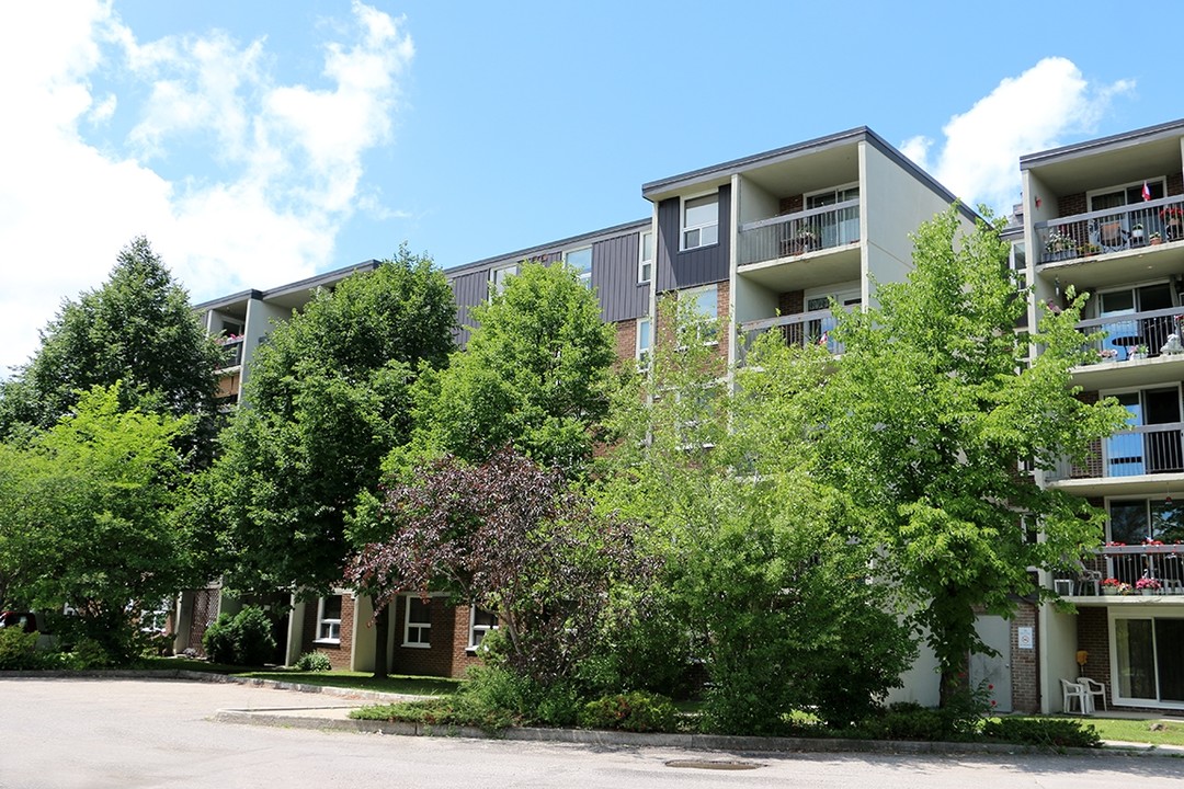 Campell Court Apartments in Stratford, ON - Building Photo