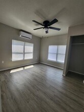 601 E Wright Ave-Unit -B in Baytown, TX - Building Photo - Building Photo