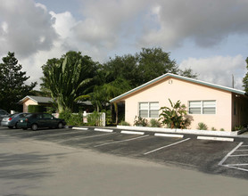 The Tennis Court Apartments in Fort Lauderdale, FL - Building Photo - Building Photo