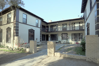 1747 S Westmoreland Ave in Los Angeles, CA - Building Photo - Building Photo