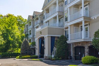 Windsor Court in Rochelle Park, NJ - Building Photo - Building Photo