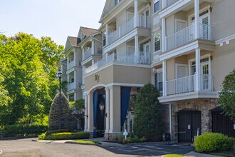 Windsor Court in Rochelle Park, NJ - Building Photo - Building Photo