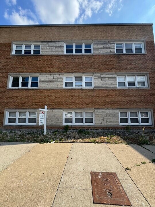 5927 W Addison St in Chicago, IL - Foto de edificio