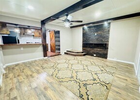 403 Clear Lake Rd in Highlands, TX - Building Photo