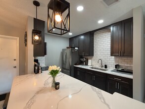 252 SW Monroe Cir N in St. Petersburg, FL - Building Photo - Building Photo