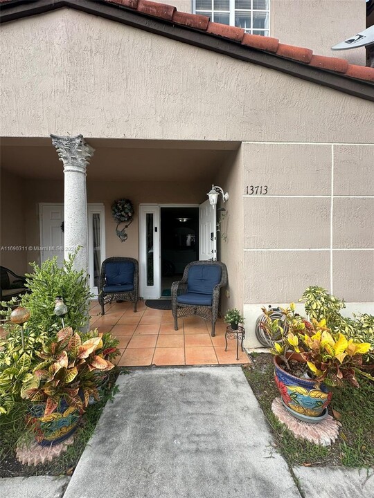 13713 SW 171st Ln in Miami, FL - Building Photo